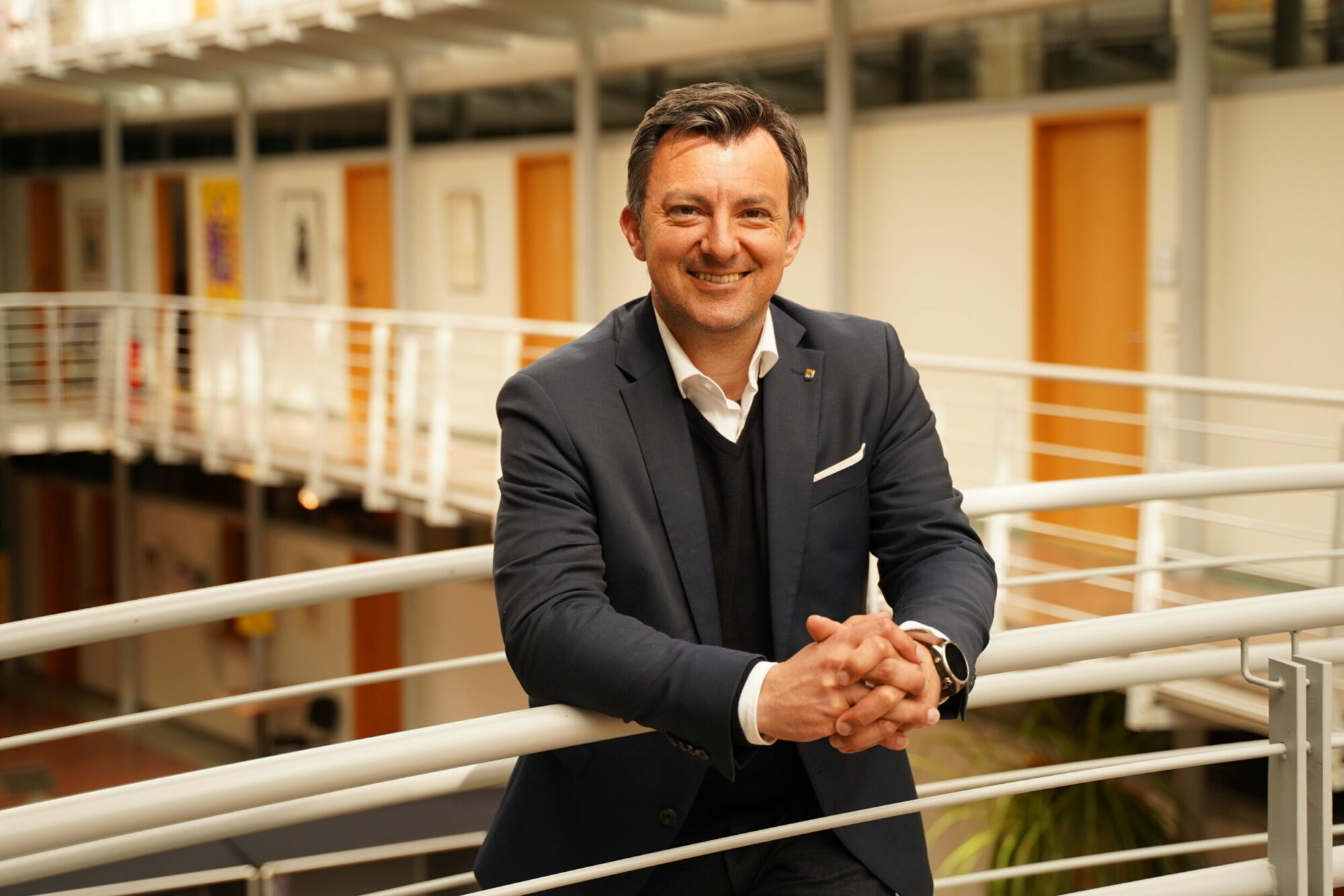 Bürgermeister Martin Staudinger lächelt in der Aula des Rathauses in die Kamera