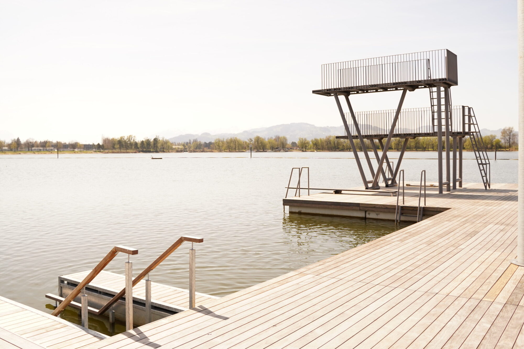 Zu sehen ist der neue Schwimmsteg im Harder Binnenbecken mit den Sprungtürmen
