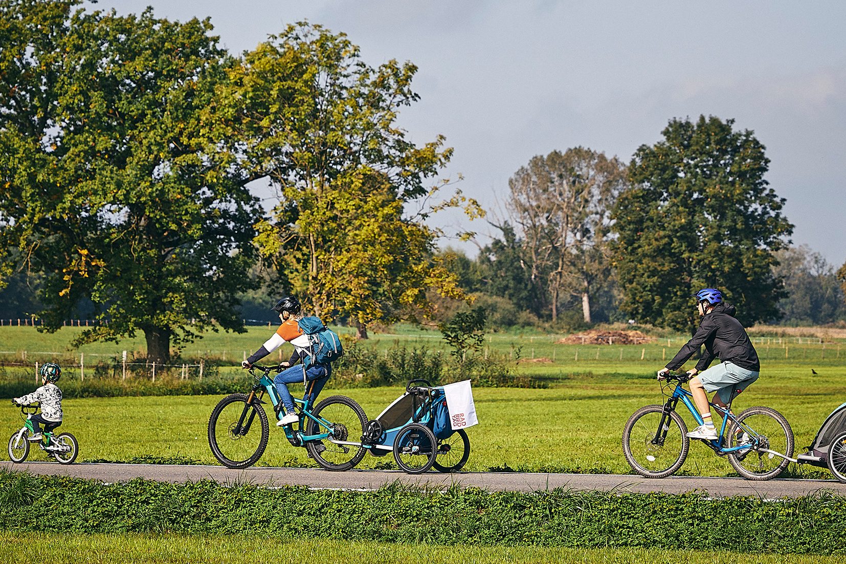 Eine Familie radelt durch das Ried.