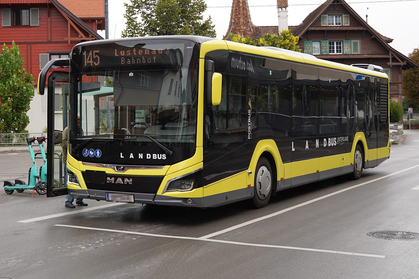 Ein Bus steht an der Haltestelle Brückenwaage in Hard.