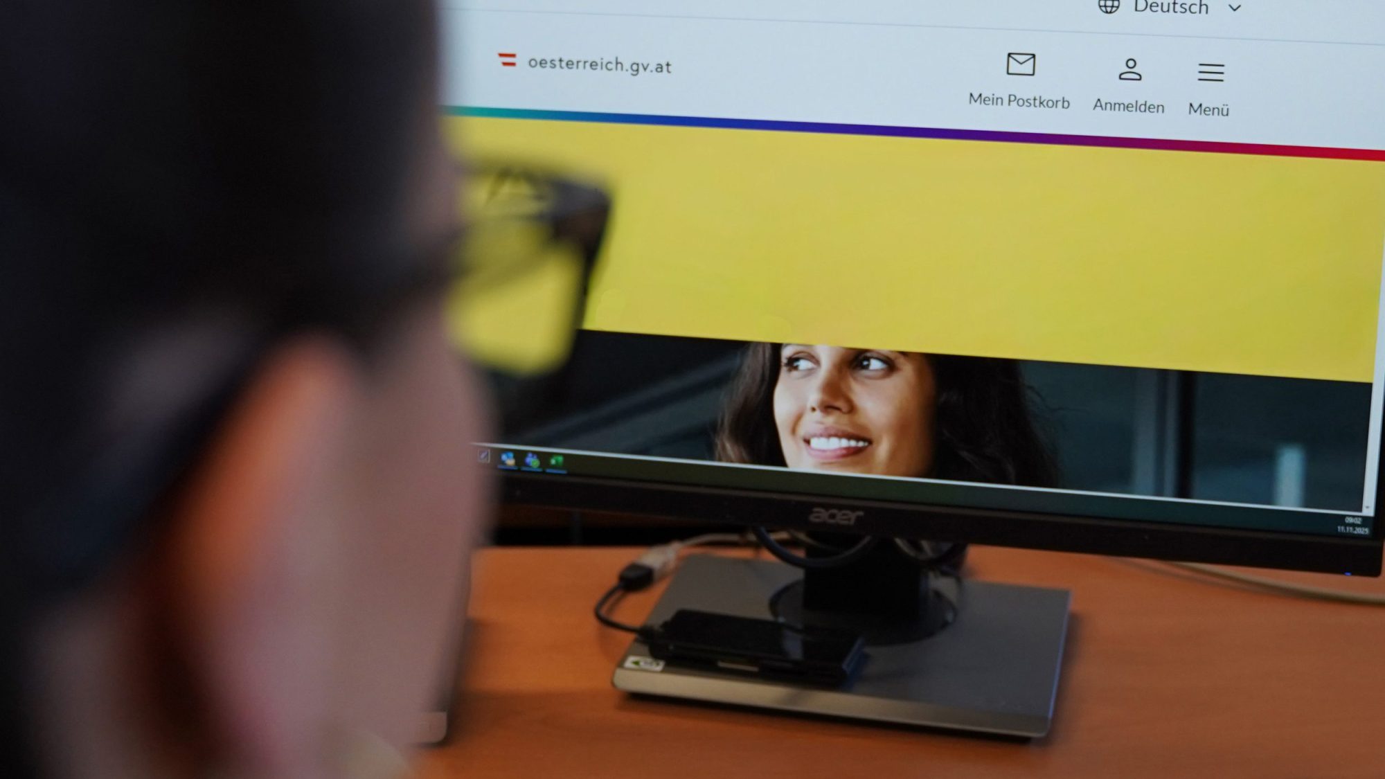 Eine Frau blickt auf einen Computerbildschirm