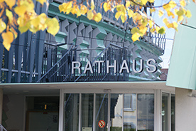 Nahaufnahme des Rathauseingangs