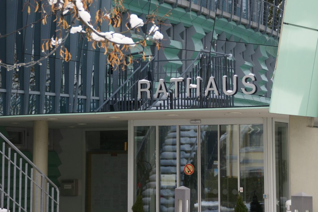 Fronansicht des Rathauses mit Eingangsbereich im Winter