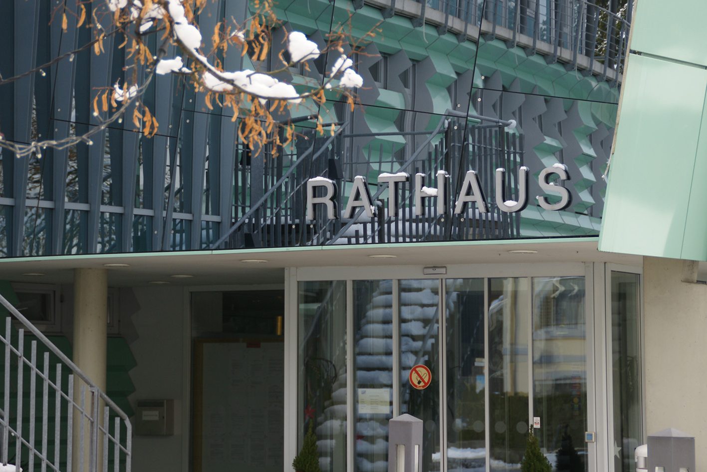 Fronansicht des Rathauses mit Eingangsbereich im Winter