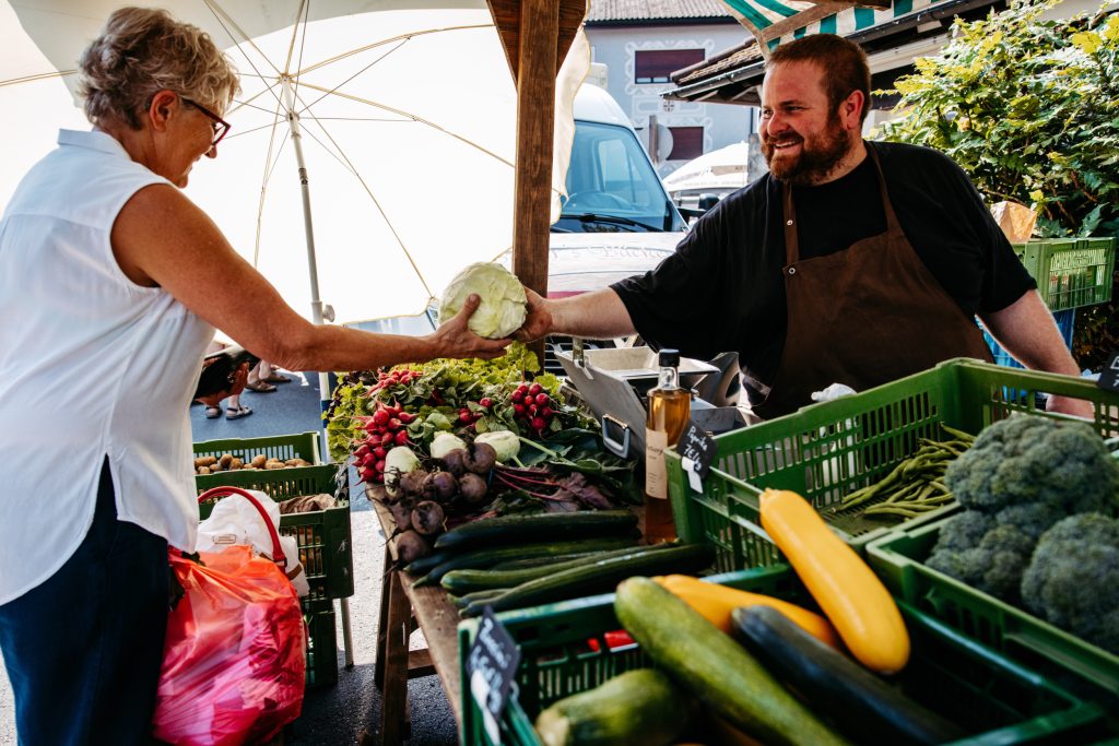 Persönliche Betreuung beim Einkauf am Harder Wochenmarkt