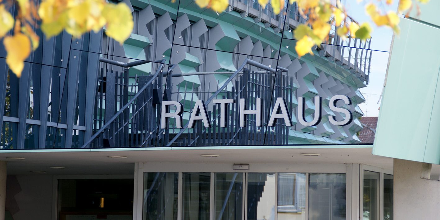 Nahaufnahme des Rathauseingangs