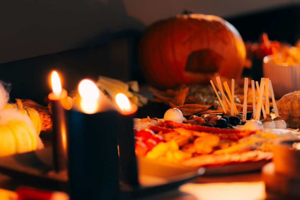 Snacks für Halloween und Kerzen in eienr Küche
